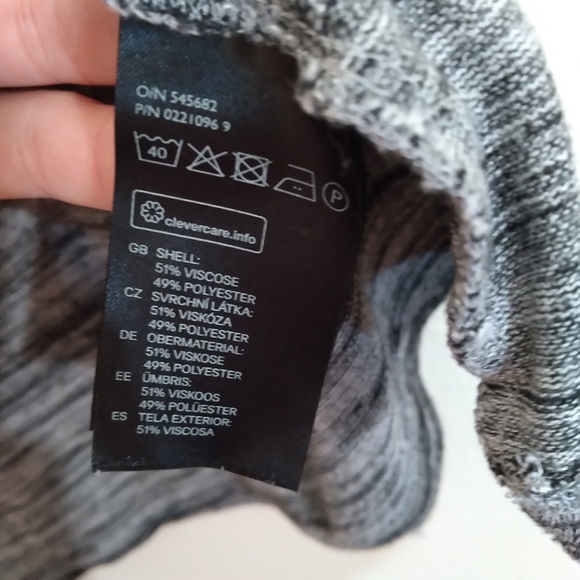 Divided H&M gray and black stretchy crop top size small - Picture 5 of 7